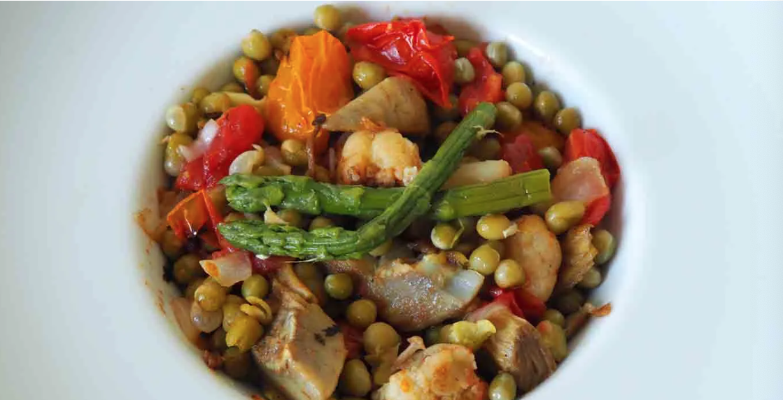 paletilla de cordero al horno setas shiitake con salteado de guisantes secos con verduras